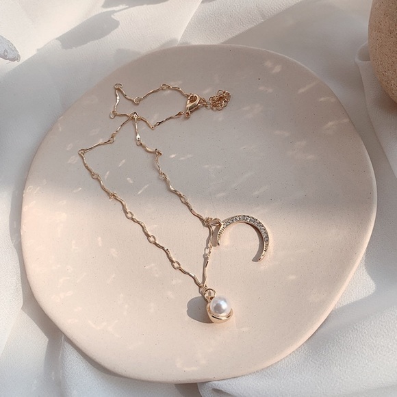 💕LAST ONE Moon Faux Pearl Necklace - Picture 4 of 14